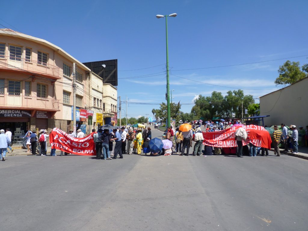 Rural and Urban Teachers’ Unions divide the work of blocking Heroínas Avenue near downtown Cochabamba in April 2011.