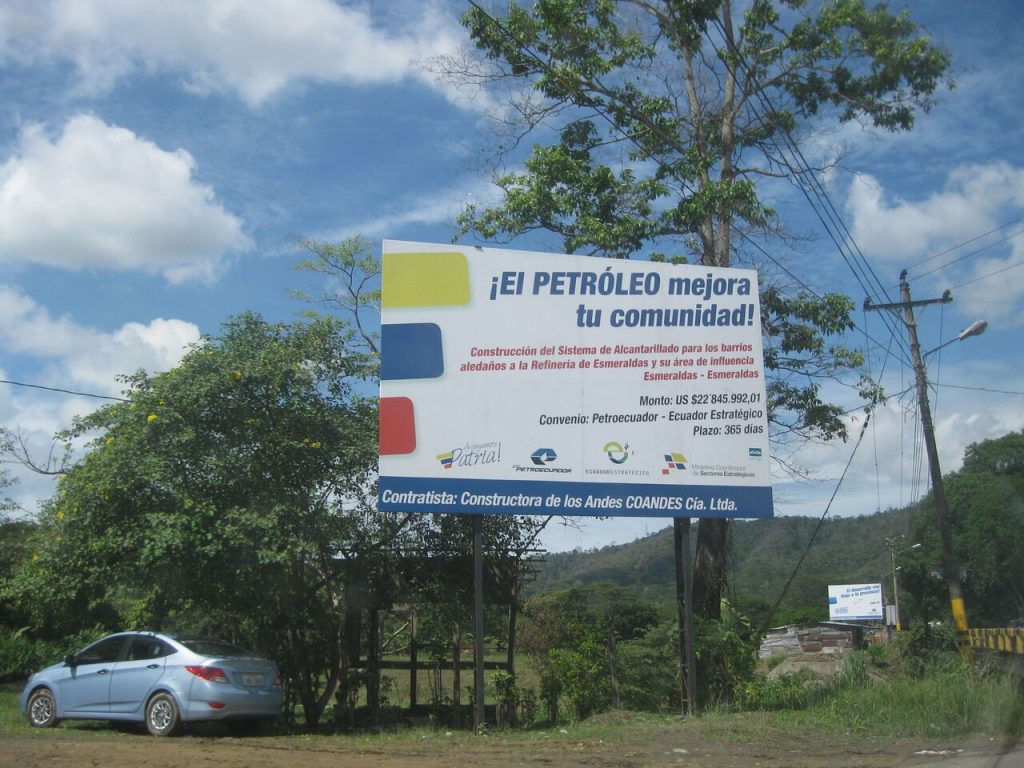 State-sponsored billboards linked oil revenue to the improvement of urban life in Esmeraldas during electoral campaigns. The board reads, “Oil improves your community,” and states that neighborhoods affected by refinery activities also are benefitted by projects of water and sewage infrastructure sponsored by the national oil company.